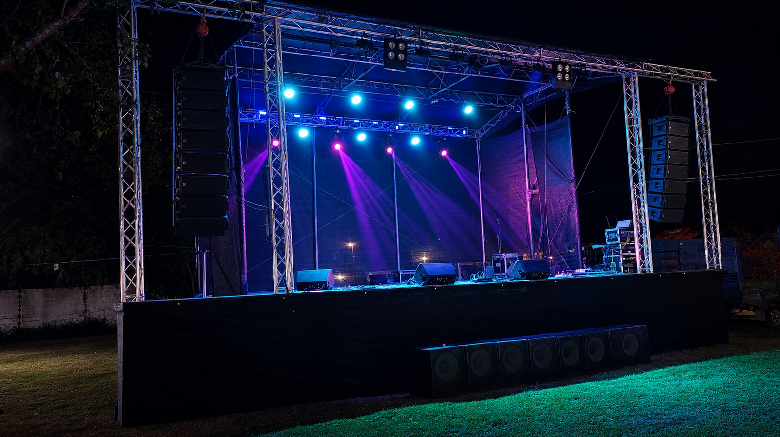 Escenario móvil techado preparado para un evento al aire libre
